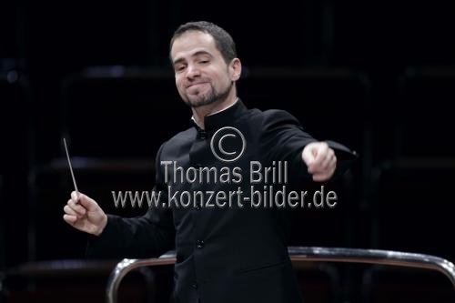 Amerikanischer Dirigent Jonathan Stockhammer leitet das WDR Sinfonieorchester Köln in Begleitung des österreichischen Multiperkussionisten Martin Grubinger und der lettischen Organistin Iveta Apkalna in der Philharmonie Köln (© Thomas Brill)